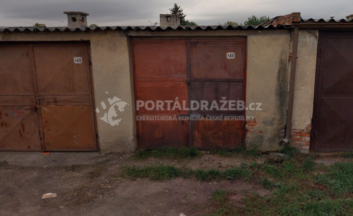 Řadová garáž s pozemkem v Žatci