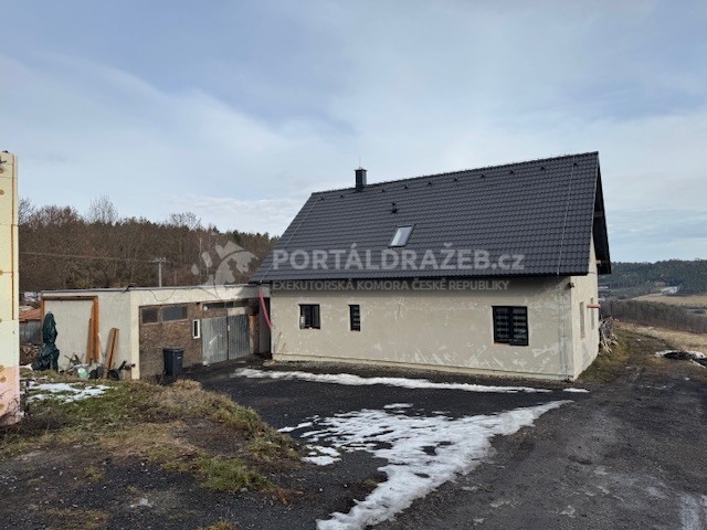 Pozemek 1.371 m2 se stavbou rodinného domu s příslušenstvím, která není zapsaná v KN