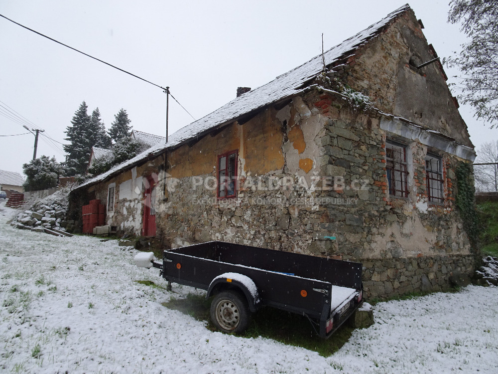 Rodinný dům, včetně pozemku a přísl, podíl 1/6, k.