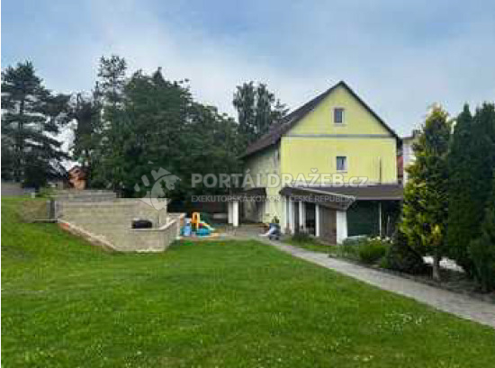 Rodinný dům s pozemky v obci Chlumec, Ústí nad