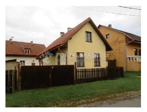 1/8 tří rodinných domů s pozemky a příslušenstvím