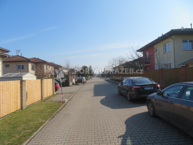 Dražba pozemků s komunikací ve Velkých Přílepech