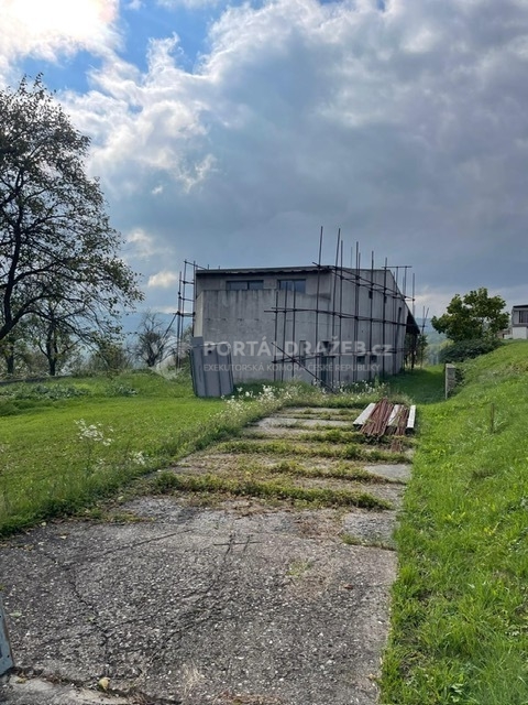 Podíl na pozemcích s rozestavěným rodinným domem v obci Veselá, okr. Zlín