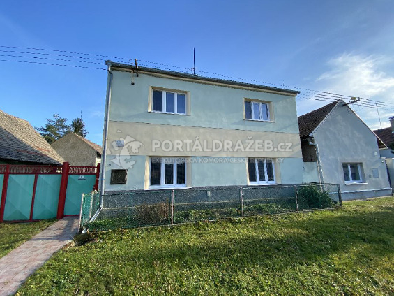 Podíl 1/2 rodinného domu s pozemkem v obci
