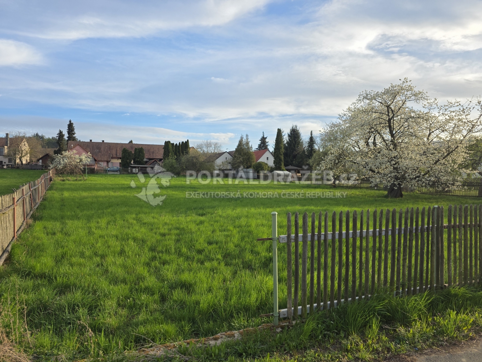 stavební pozemek 2.000m2, sítě na hranici pozemku,