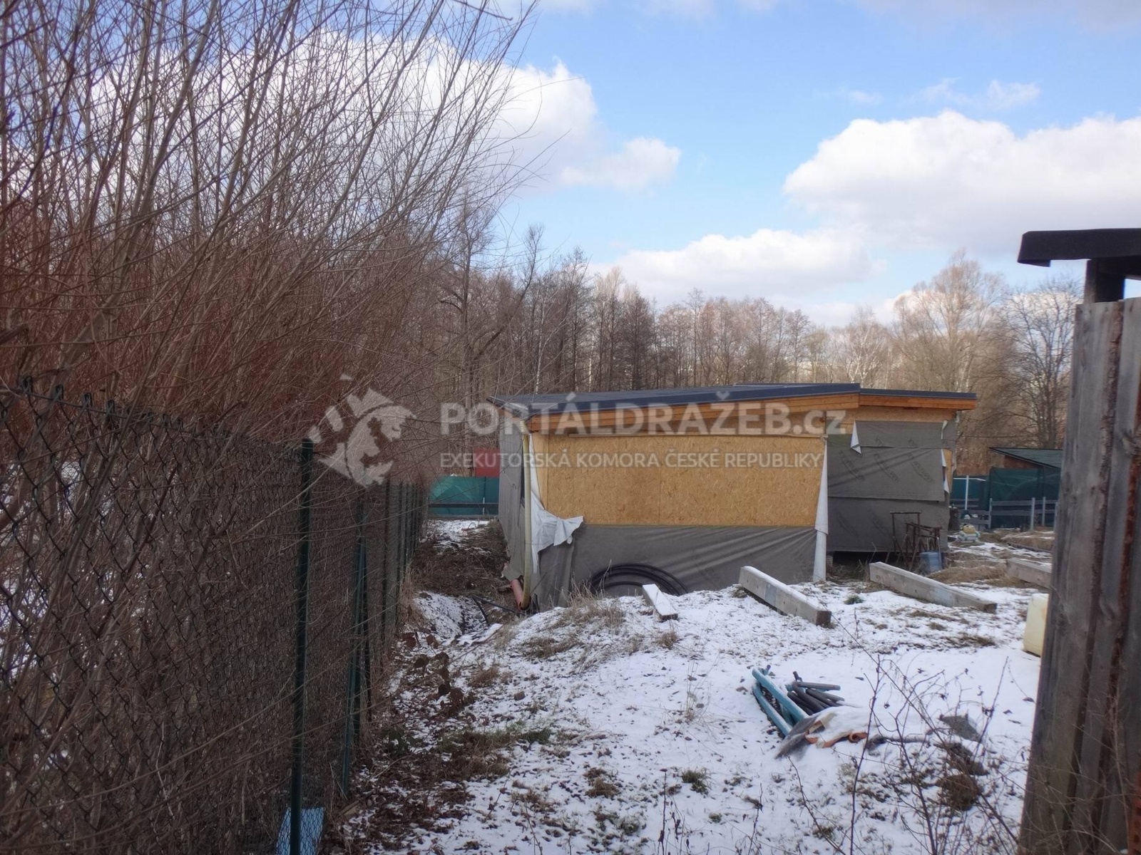 Pozemek s neevidovaným objektem rod. rekreace v