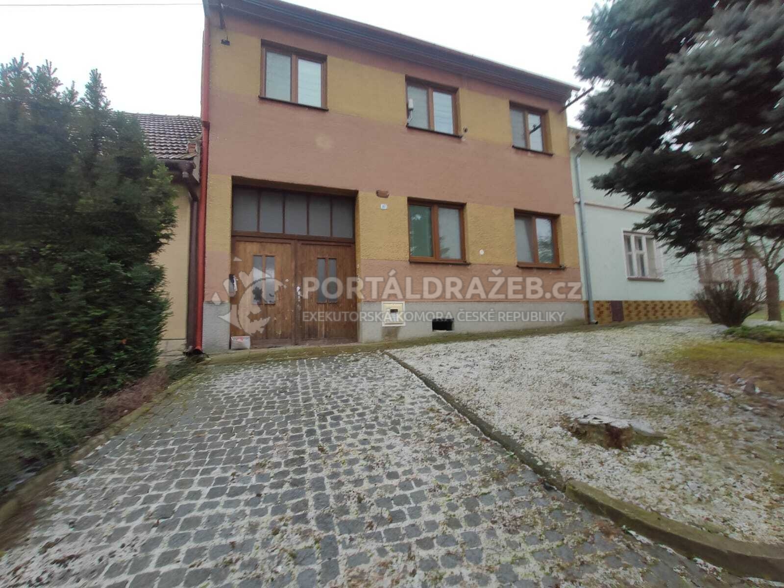 1/2 rodinného domu s pozemky