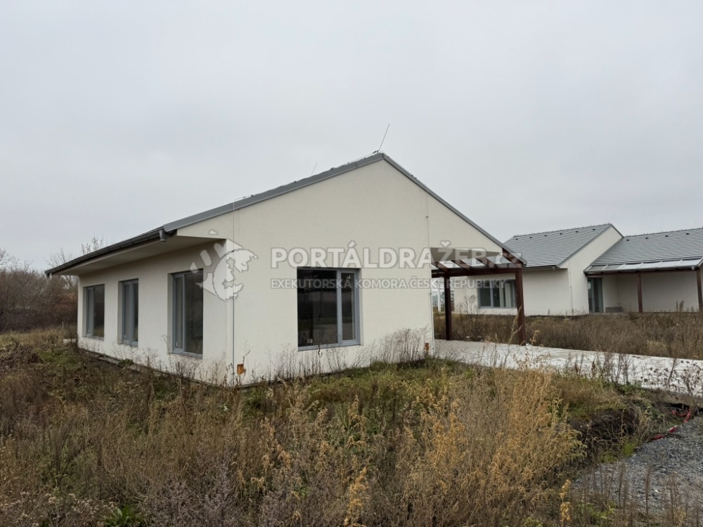Pozemek par.č. 176/100  o výměře 1022 m2 v obci Kozomín včetně stavby nezapsané v katastru nemovitosti