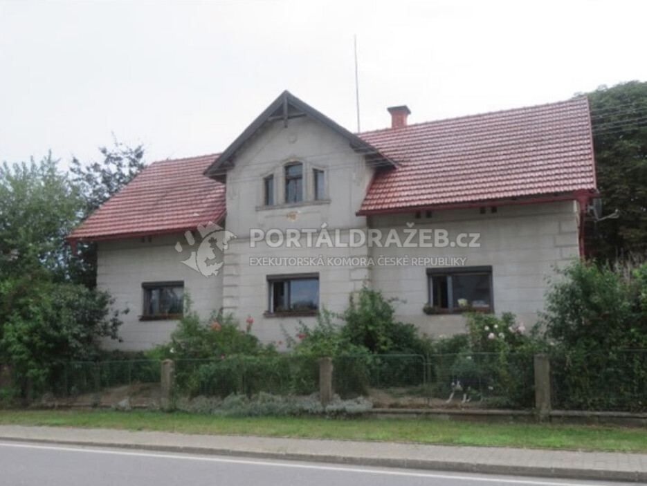Rodinný fům Slatiny, okres Jičín. Zahrada, lesní pozemky.